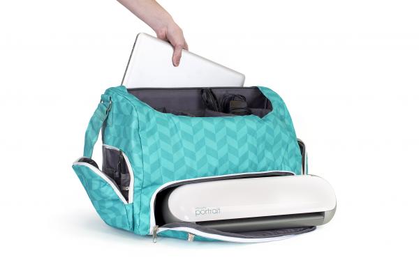 Einpacken von Plotter und Laptop in die Tasche